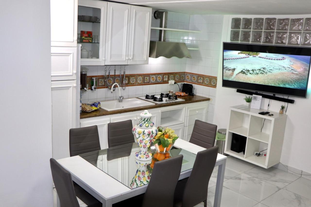 House Relax Apartment Centro Di Napoli Luaran gambar