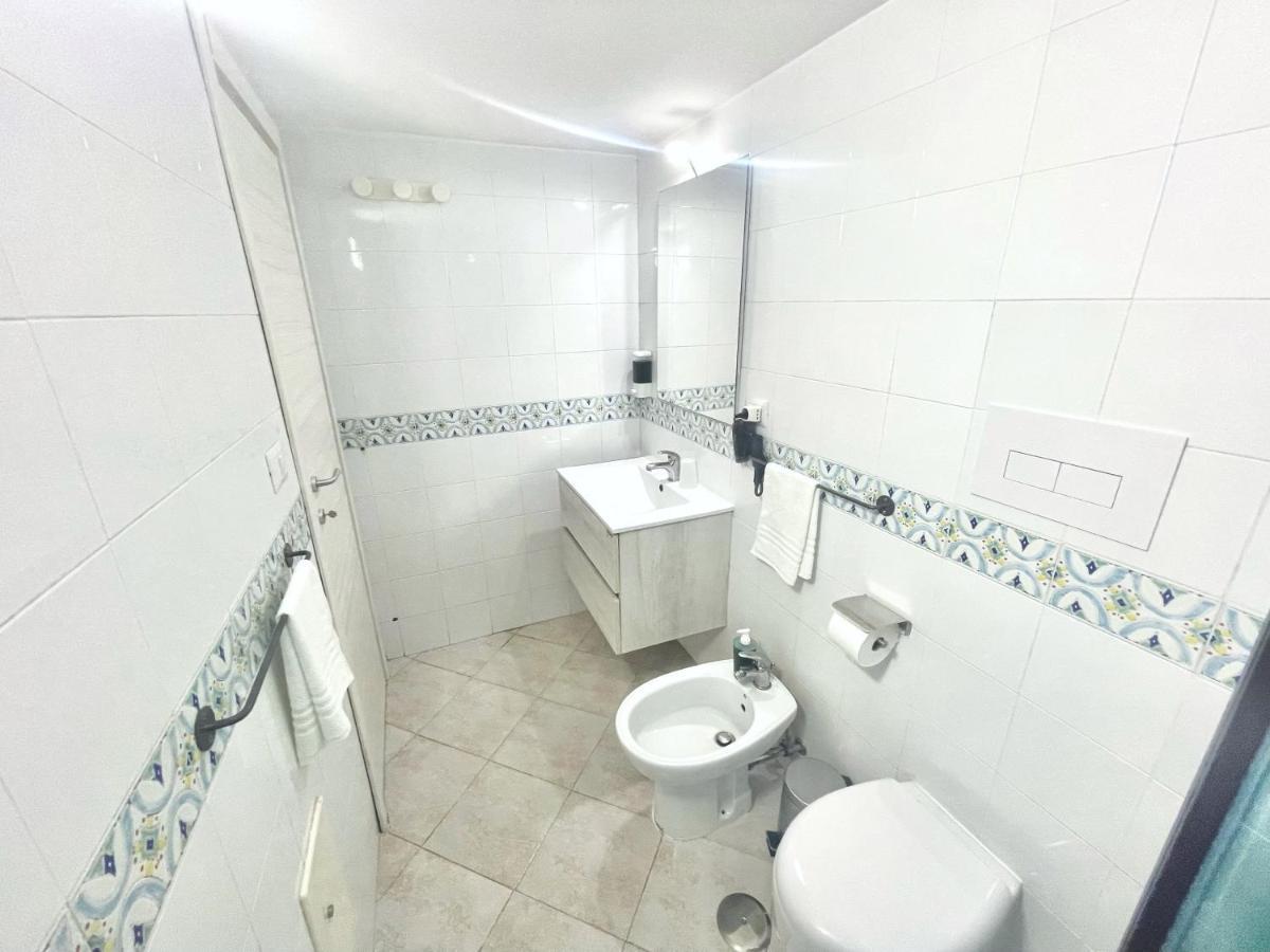 House Relax Apartment Centro Di Napoli Luaran gambar